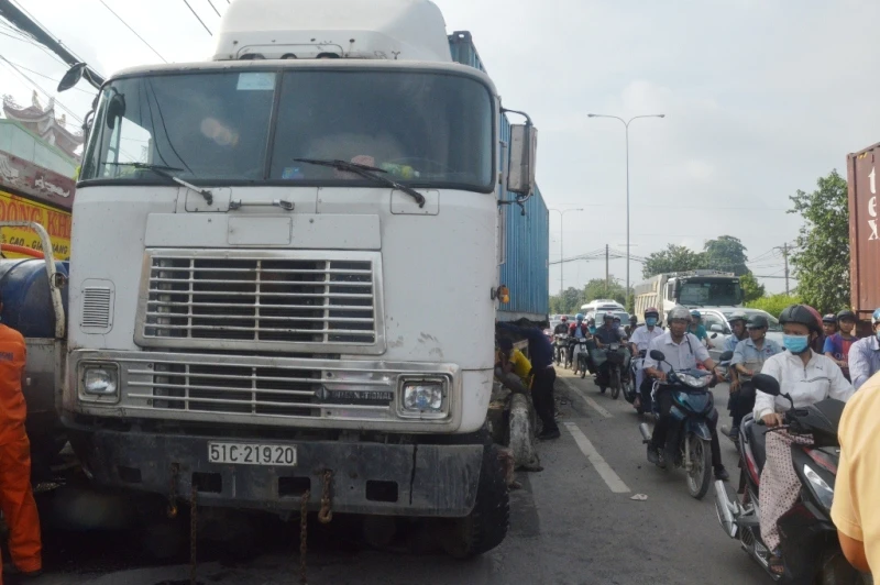 Bị xe container cuốn vào gầm, người đàn ông may mắn thoát chết ảnh 2 Vụ việc khiến giao thông khá ùn ứ.